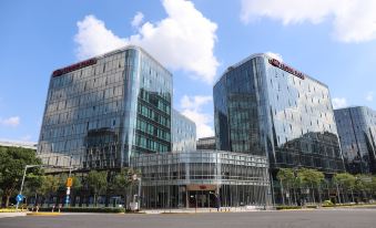 The office consists of a large building with two middle towers and one top tower at Crowne Plaza Shanghai Hongqiao