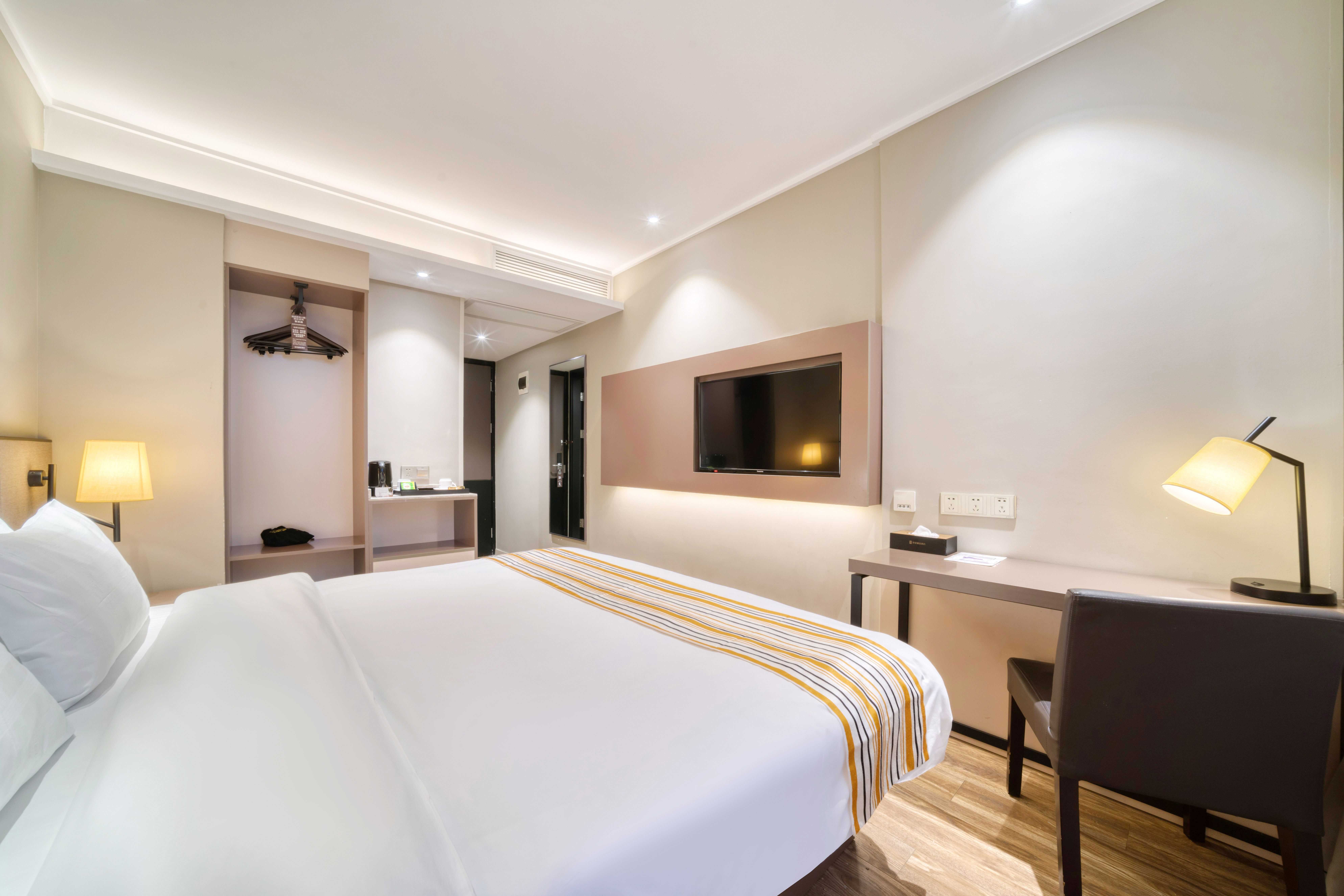 高级大床房（莱芬吹风机）