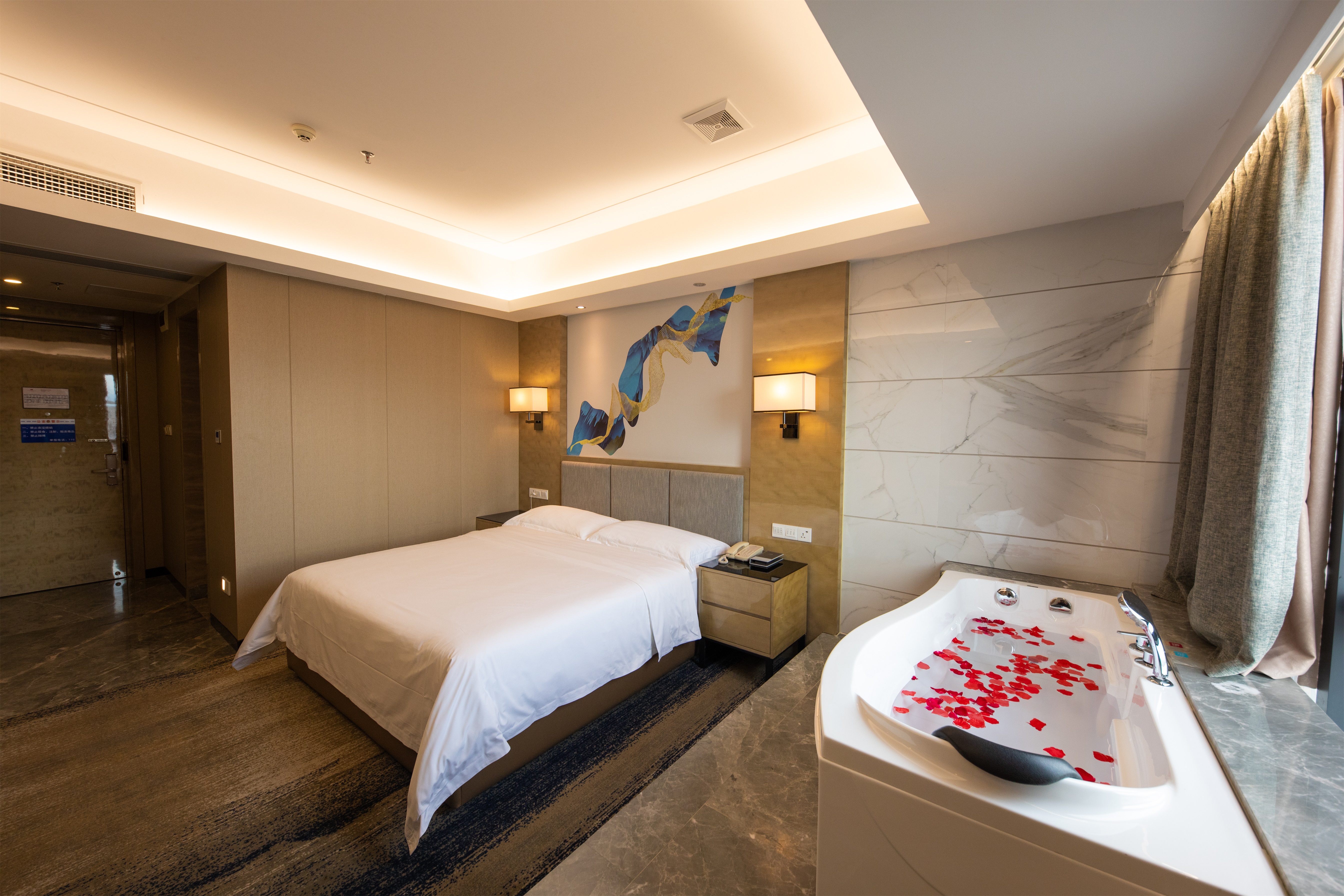 临窗浴缸大床房（悦享空间+观景浴缸+锦江夜景）