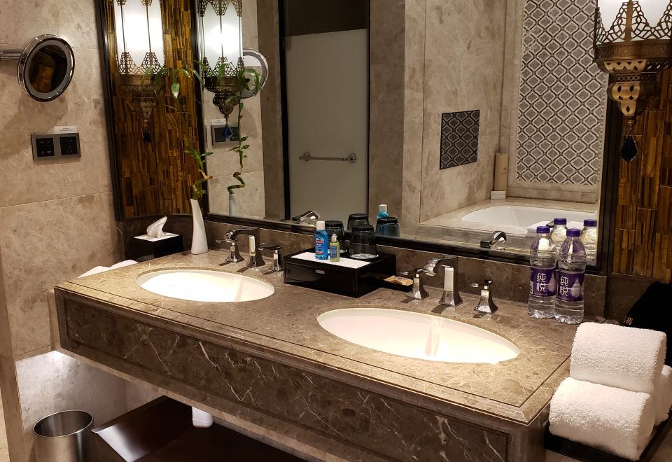 豪华套房 （奢享空间+深睡床垫+加湿器+高端洗护品）