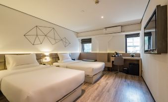 The bedroom features double beds and a desk in the middle, with an open concept design at Yunrui Hotel, Zhongshan Park, Shanghai