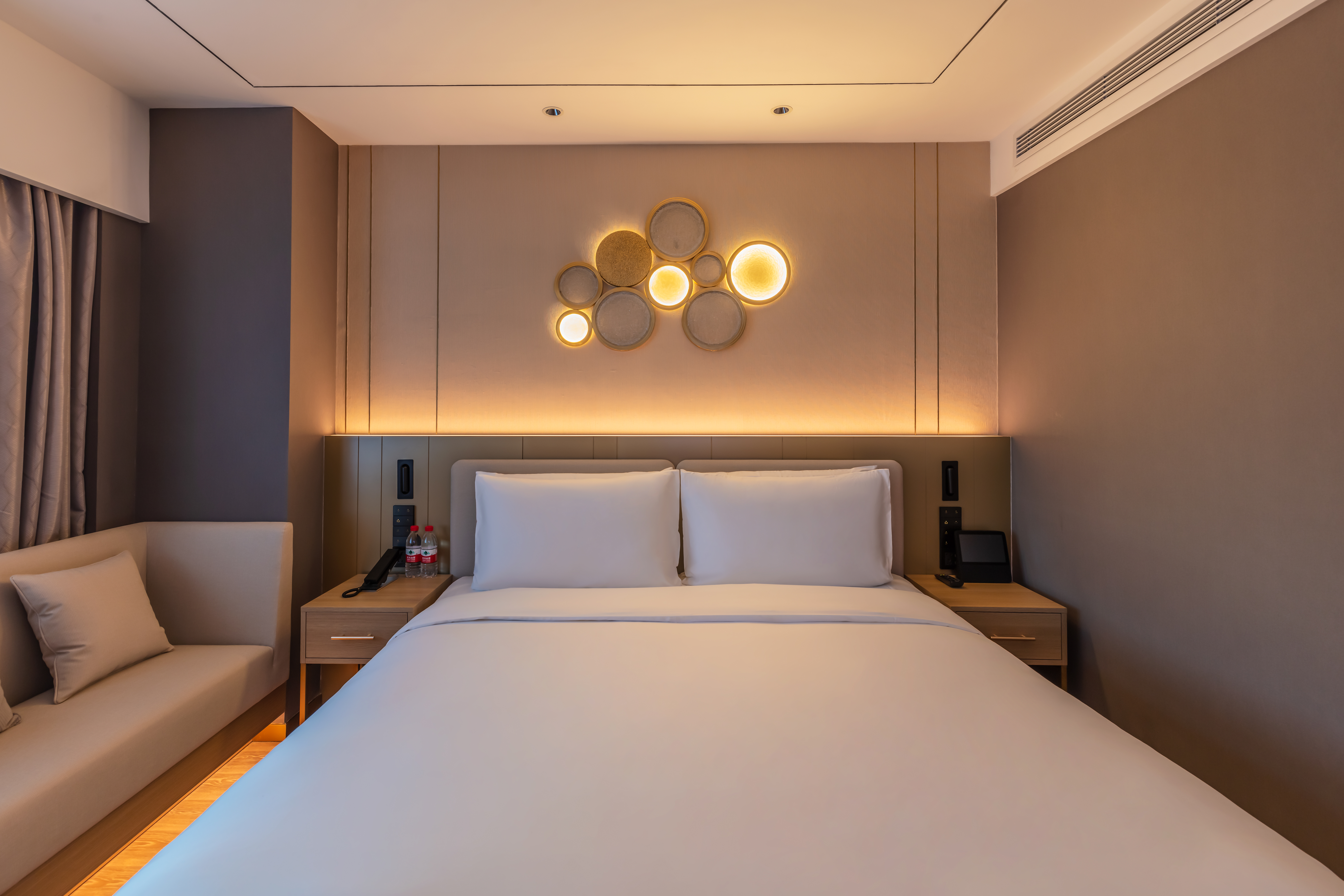 商务大床房+金可儿床垫+智能客控+迷你冰箱+电视投屏