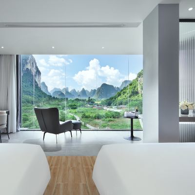 江山如畫全景雙床房+乳膠床墊躺看羣山+語音控制會員投影 攬山望月民宿（陽朔十里畫廊店）優惠