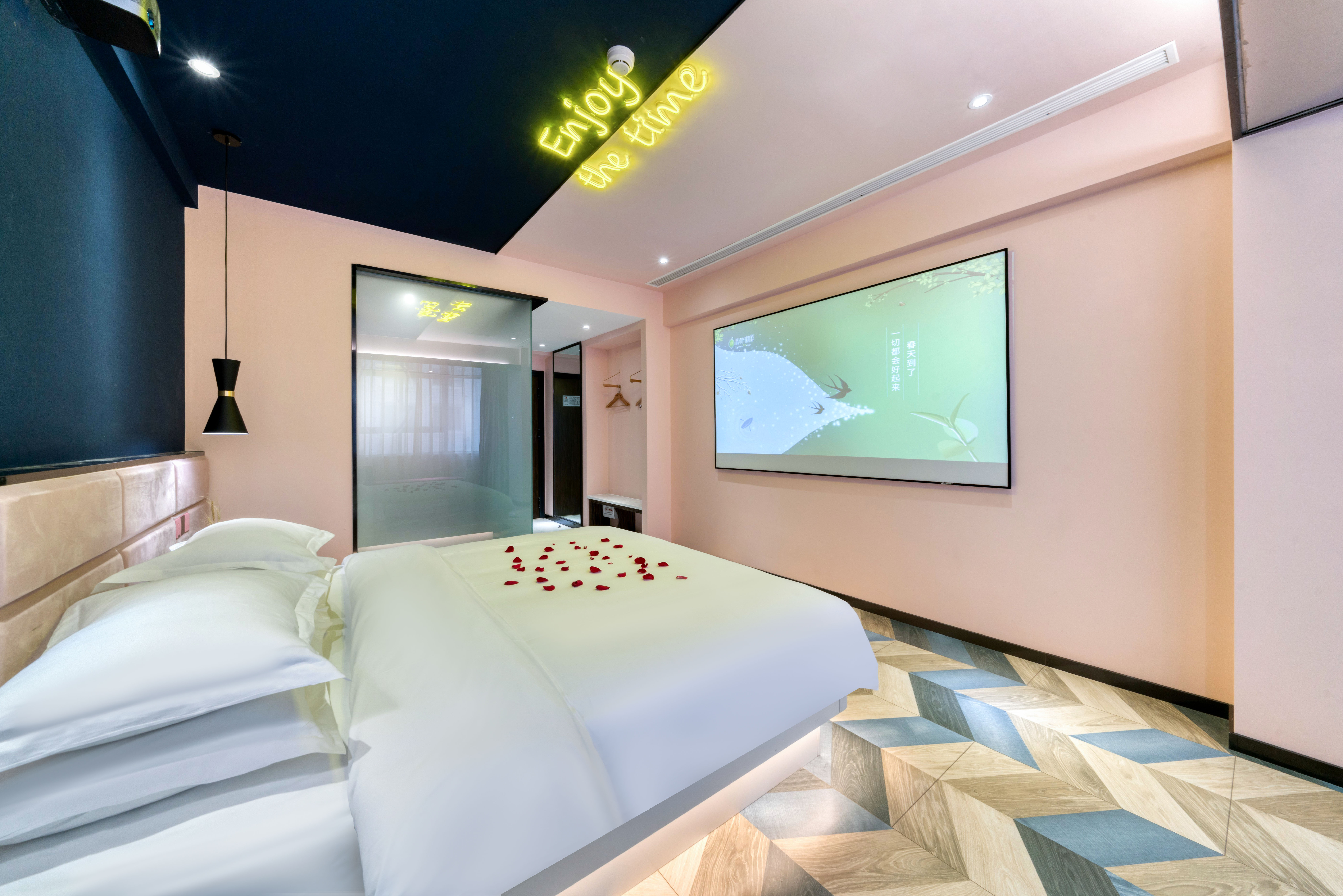 柔光投影主題大床房（120寸幕布+無線投屏+立體聲）