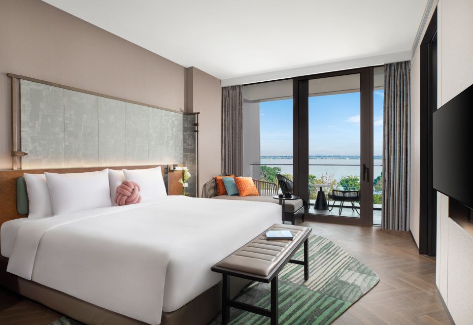 豪华大床湖景房