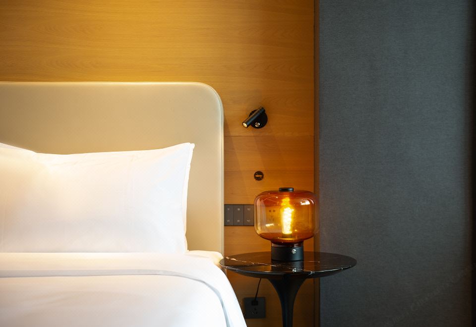 轻奢轻悦大床房（阳光城景+办公休闲+裸眠床品）