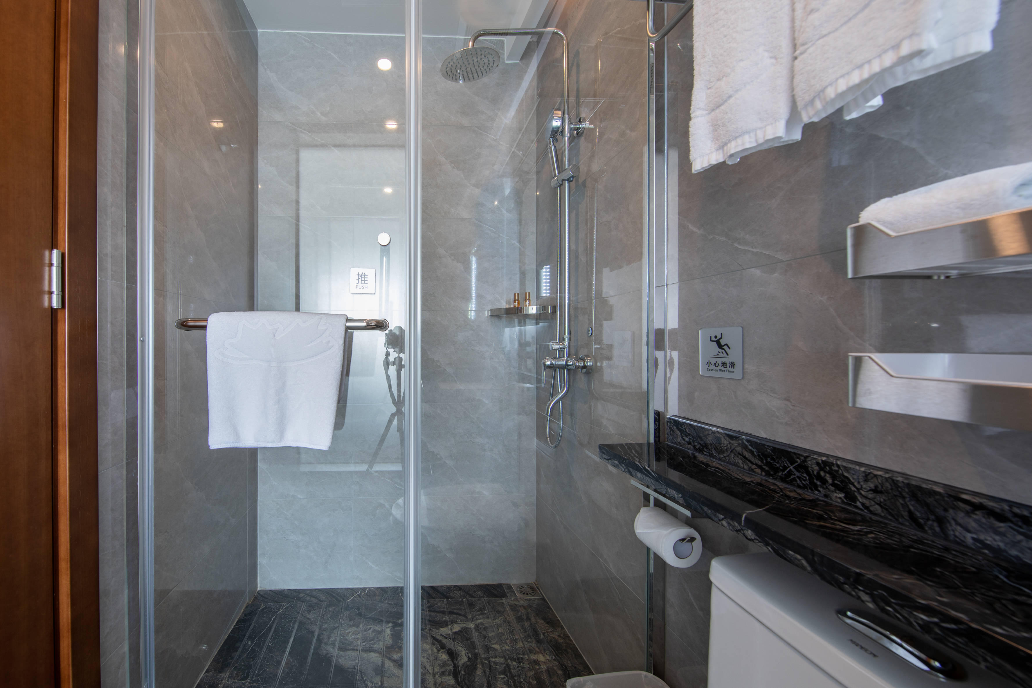 Zhuhai Huafeng Hotel (Huafa Commercial City Wanxuehui Branch)高级大床房丨护颈枕丨高速专网丨四层隔音