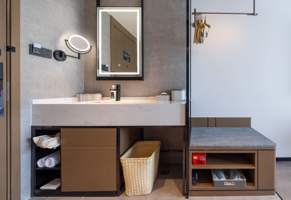 行政大床房（电视投屏+护颈记忆枕）