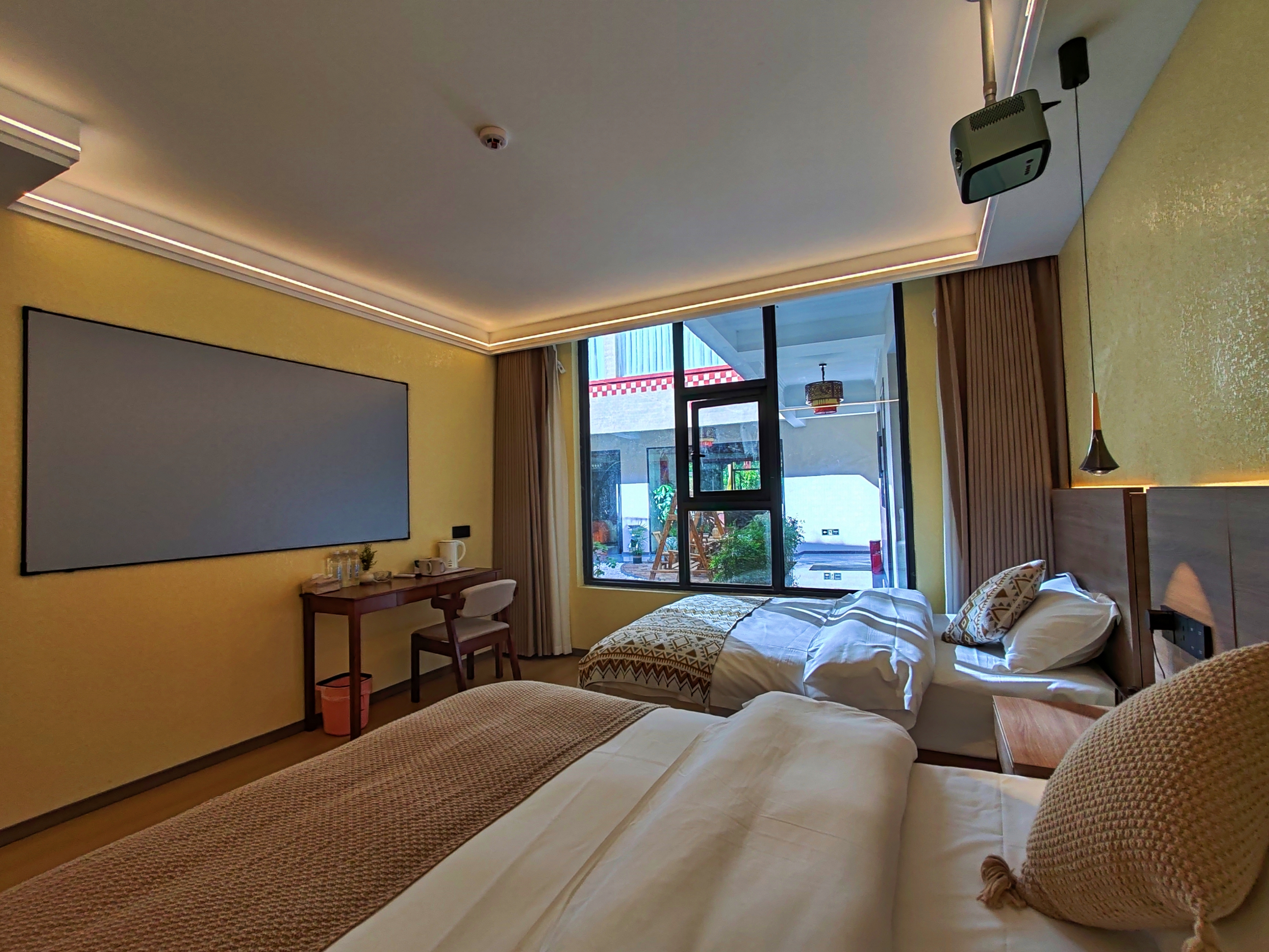 Featured Deluxe Family Friendly Smart Large Room