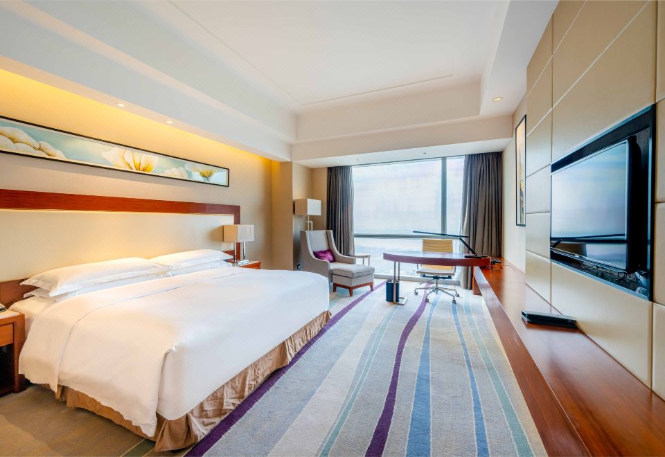 皇冠高级湖景大床房