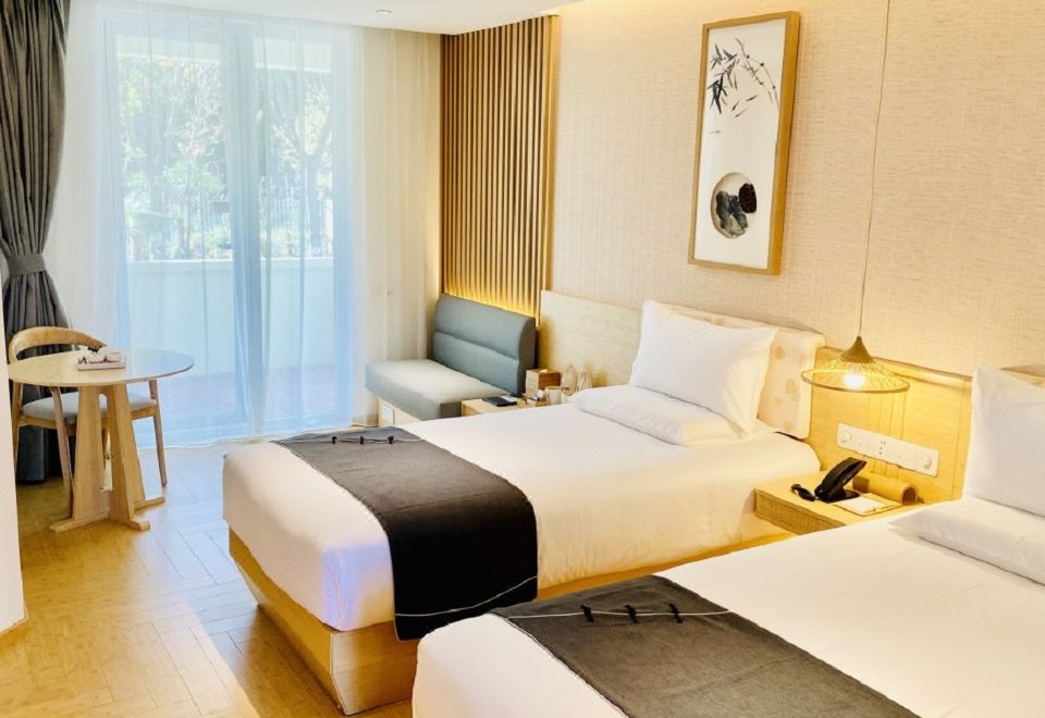 Jianguo HIDDEN Hotel (Kunming Dianchi Haigeng Park)Fairy Grass House Double Bed Room (Viewing Balcony)