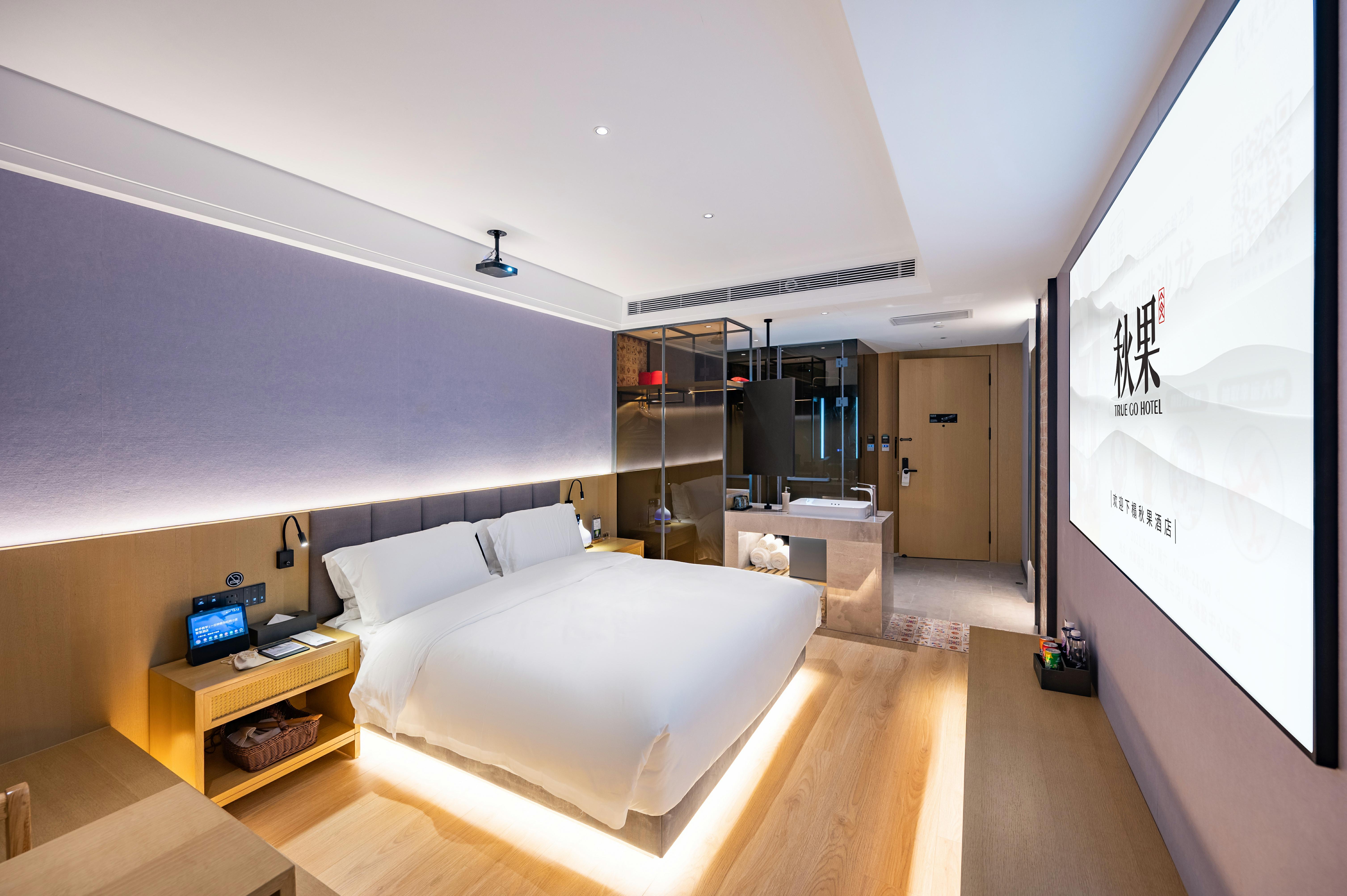 巨幕影音大床房（智能客控+深睡记忆枕+迷你冰箱）