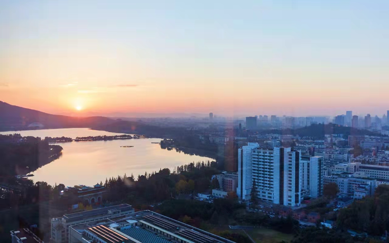 270°湖景日出超大套房·坐拥紫金山玄武湖·摩登金陵城