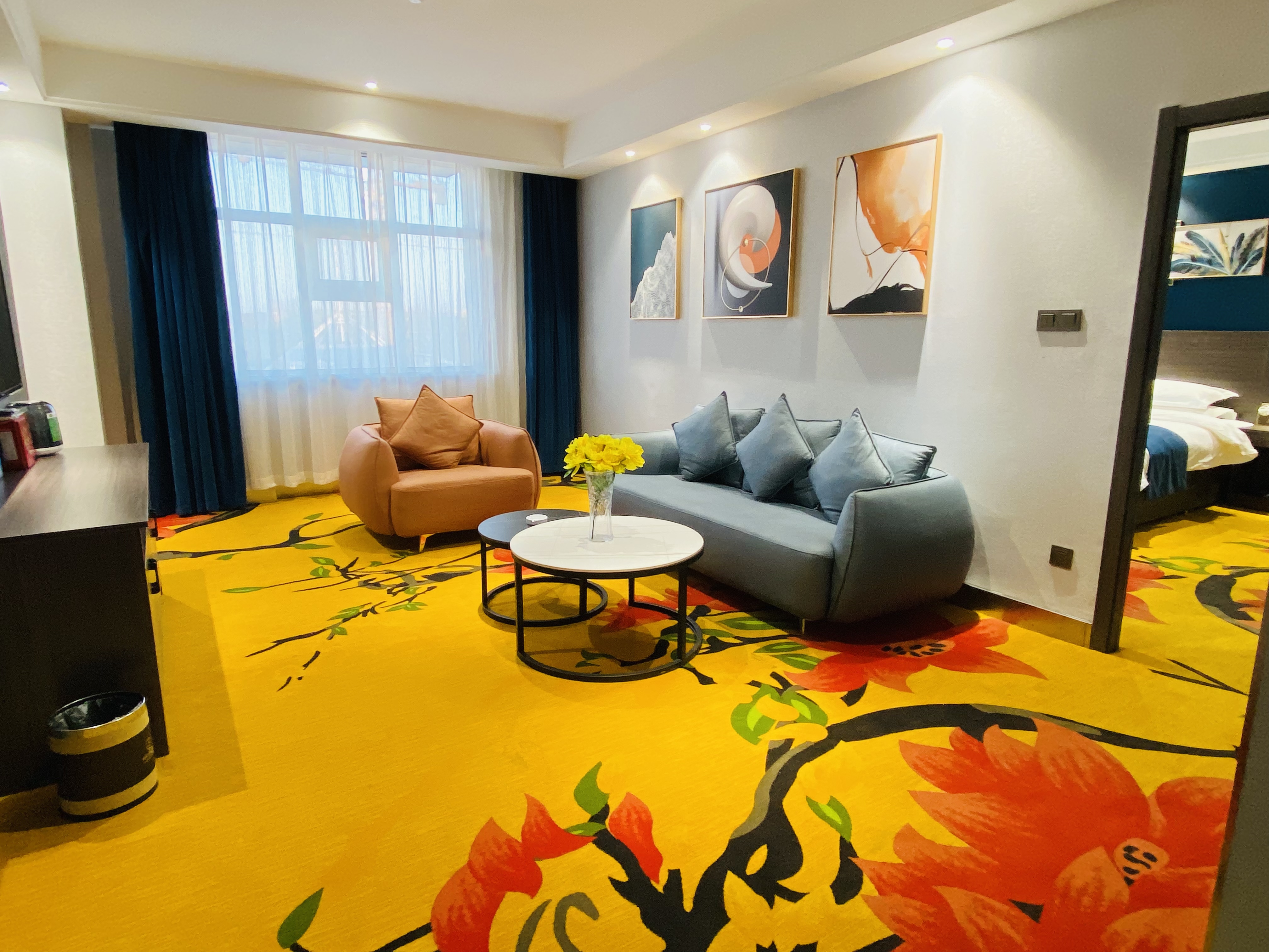 一室一廳豪華行政套房（迷你冰箱+獨立會客廳+多人沙發+客卧雙空調）