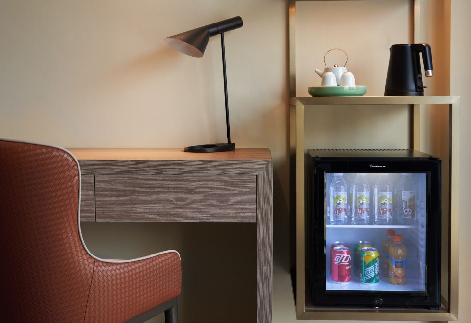 高級大床房（65寸可投屏+小冰箱＋加熱毛巾桿）