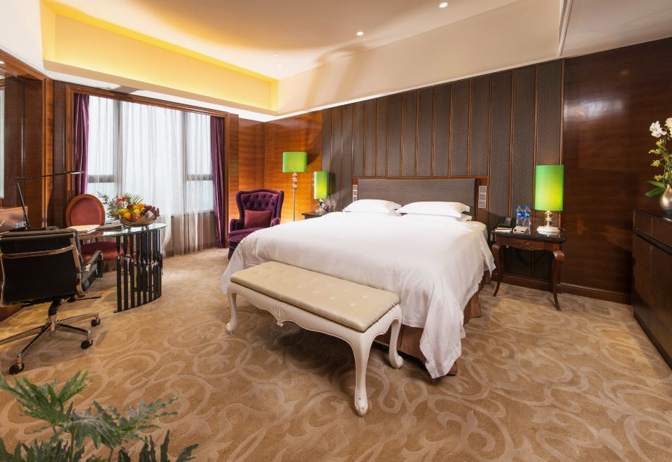Executive City-view Queen Room