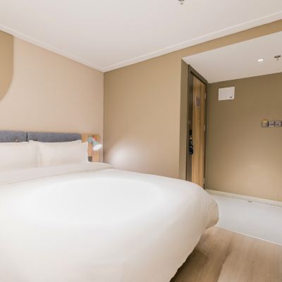 大床房（智能投屏+助眠零壓枕頭） 如家飯店·neo（深圳羅湖口岸國貿地鐵站店）優惠
