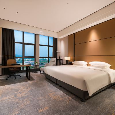 雅奢·奢闊大床房（舒眠深睡忱+天然裸棉床品+大辦公桌） 沃爾頓國際飯店（贛州西站店）優惠