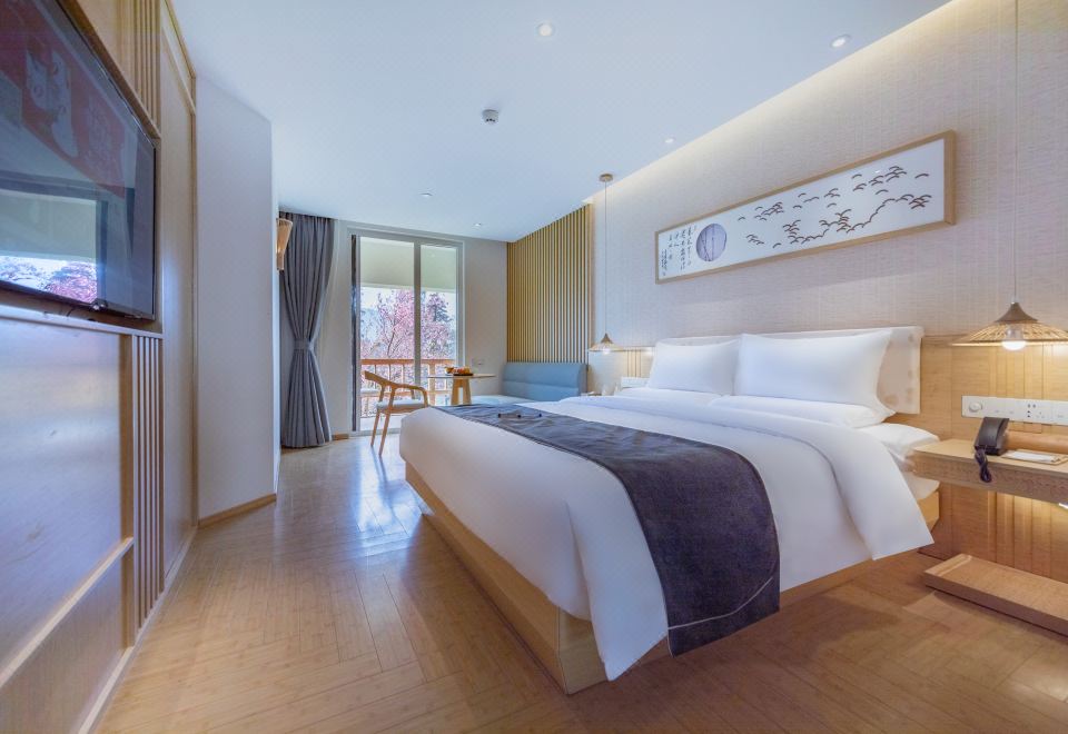 Jianguo HIDDEN Hotel (Kunming Dianchi Haigeng Park)Yonghuangguzhu Grand Bedroom (Viewing Balcony)