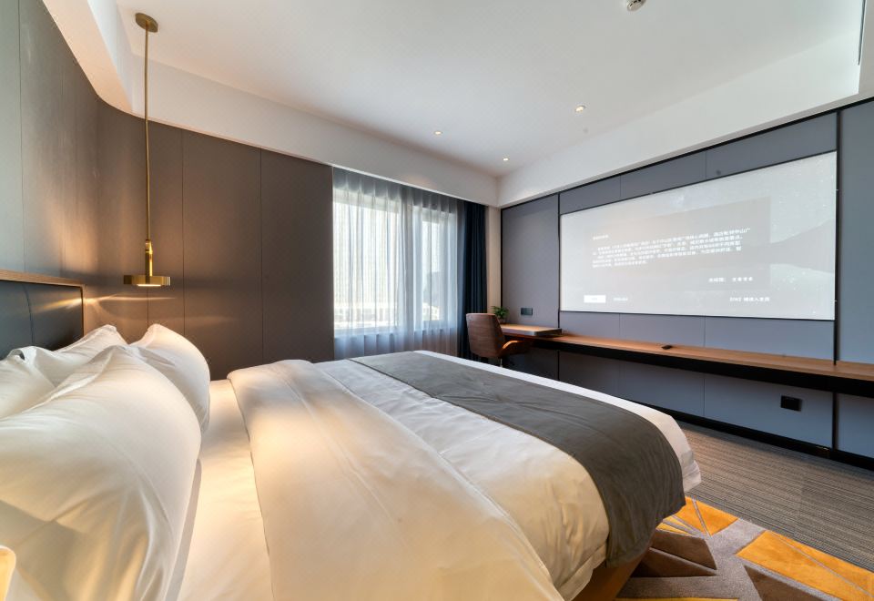 巨幕观影豪华大床房（极米百寸1080P投影+智能马桶+小冰箱）