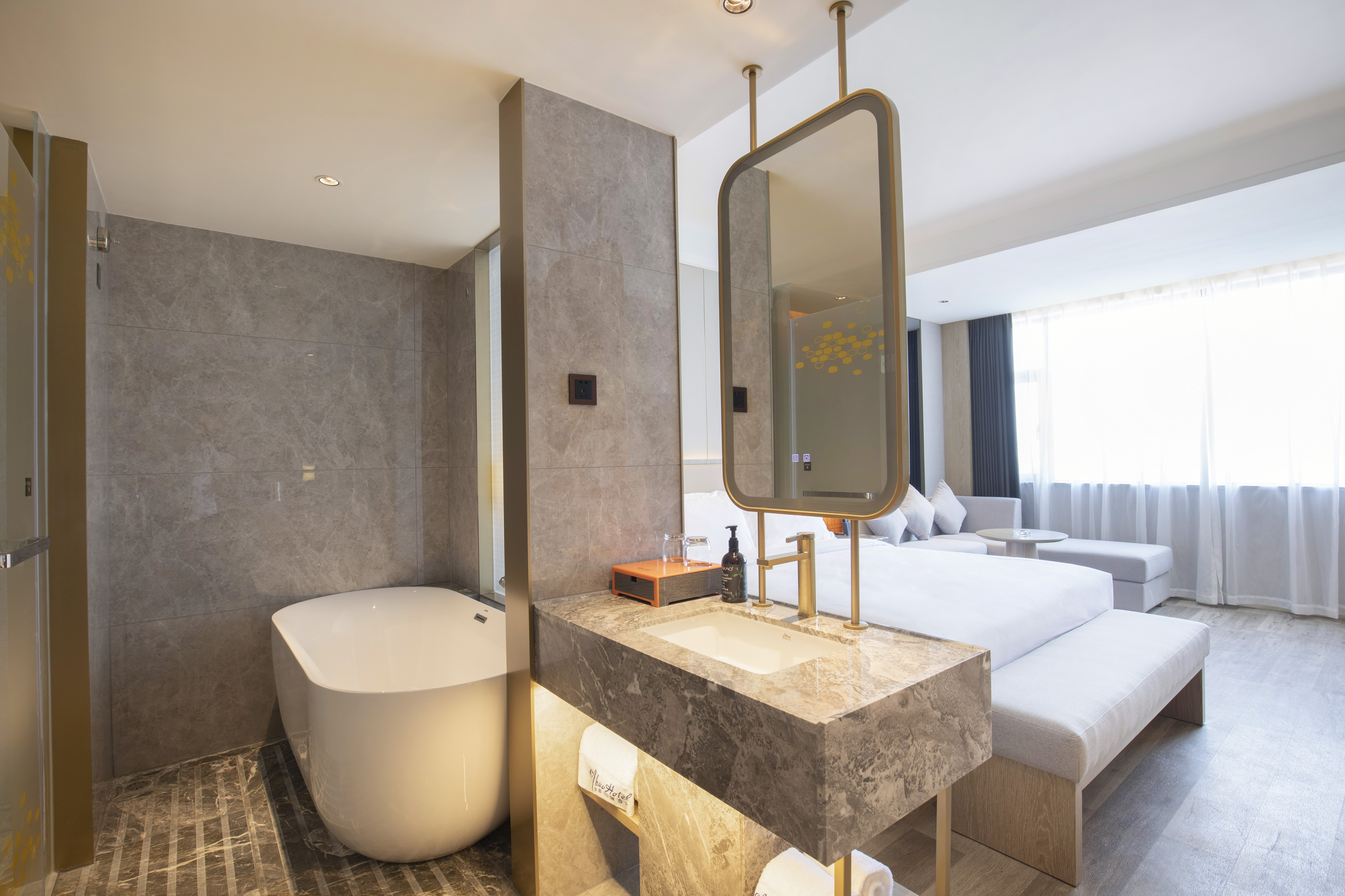 云端主題大床房+全屋智能聲控+智能馬桶