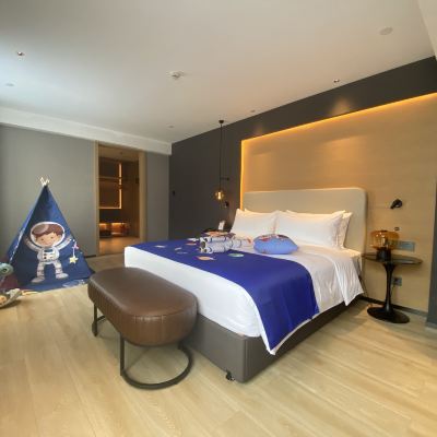 超級宇航員親子大床房（主題佈置+樂伴空間+孩童用品玩具） 麗呈朗譽飯店（廣州客村地鐵站廣州塔店）優惠