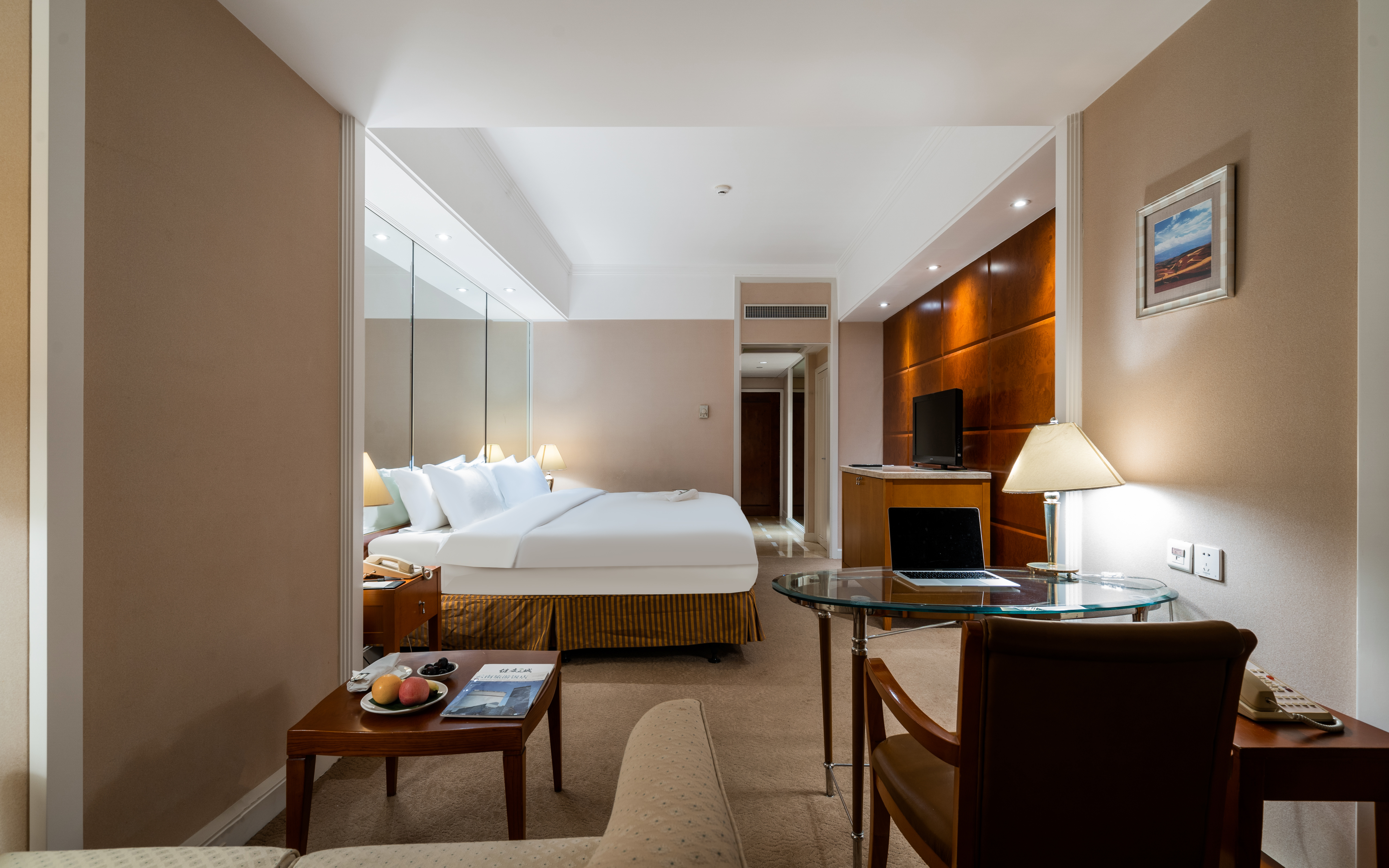 高级大床房「地毯+小冰箱+浴缸」