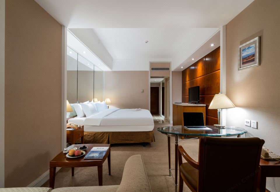 高級大床房「地毯+小冰箱+浴缸」