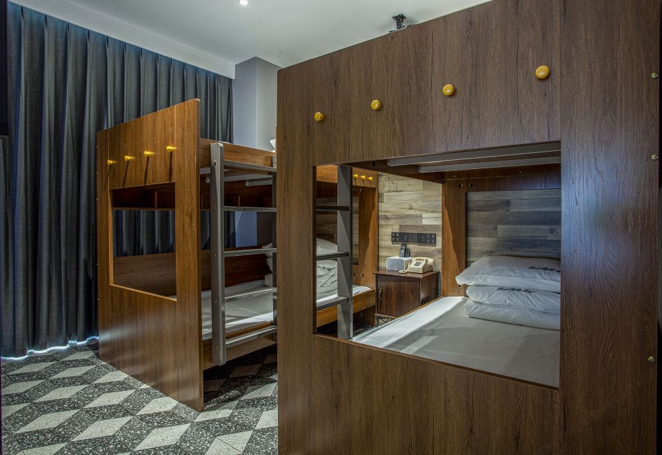 智能巨幕四人电竞房[3060+32寸2K 165HZ显示器]