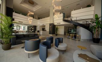 V Center Hotel - Housity