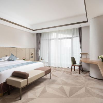 尊享浴缸大床房（藍牙音箱+智能馬桶） 金慶盛金鑽飯店（萬象城南寧火車東站店）優惠