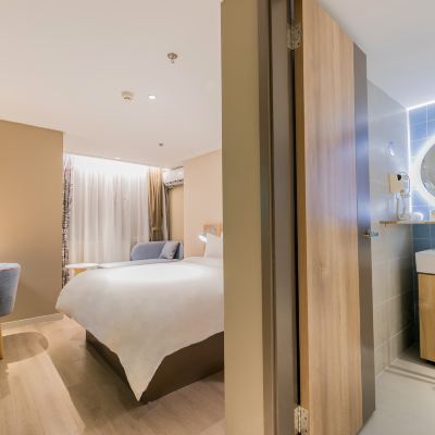 高級大床房（智能投屏+助眠零壓枕+休閒躺椅） 如家飯店·neo（深圳羅湖口岸國貿地鐵站店）優惠