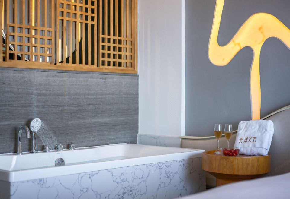 Yueying-Smart 180 ° Lake-View Tub Honeymoon Double Bed Room