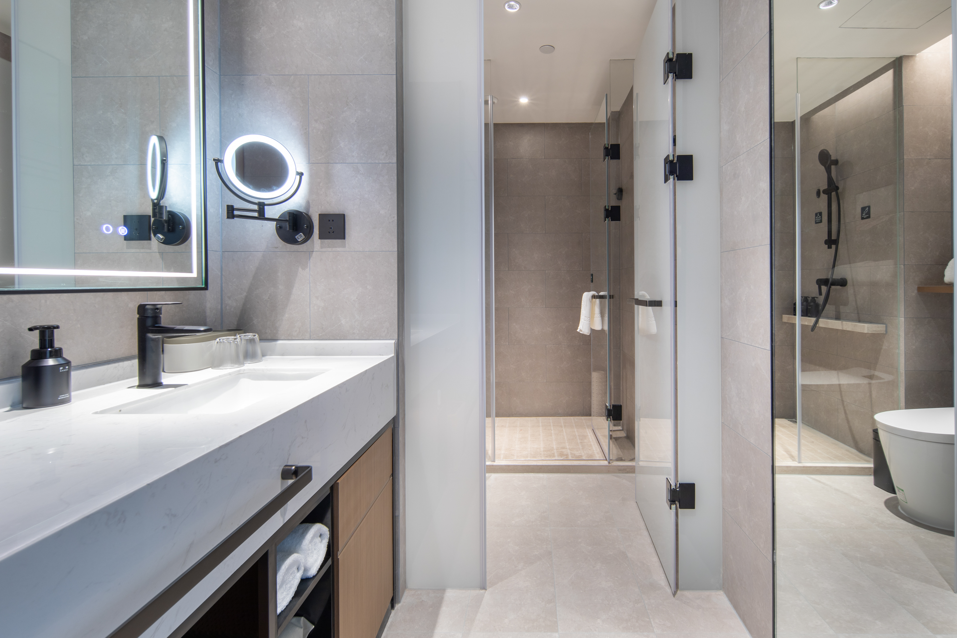 行政大床房（55寸投屏电视+迷你冰箱）