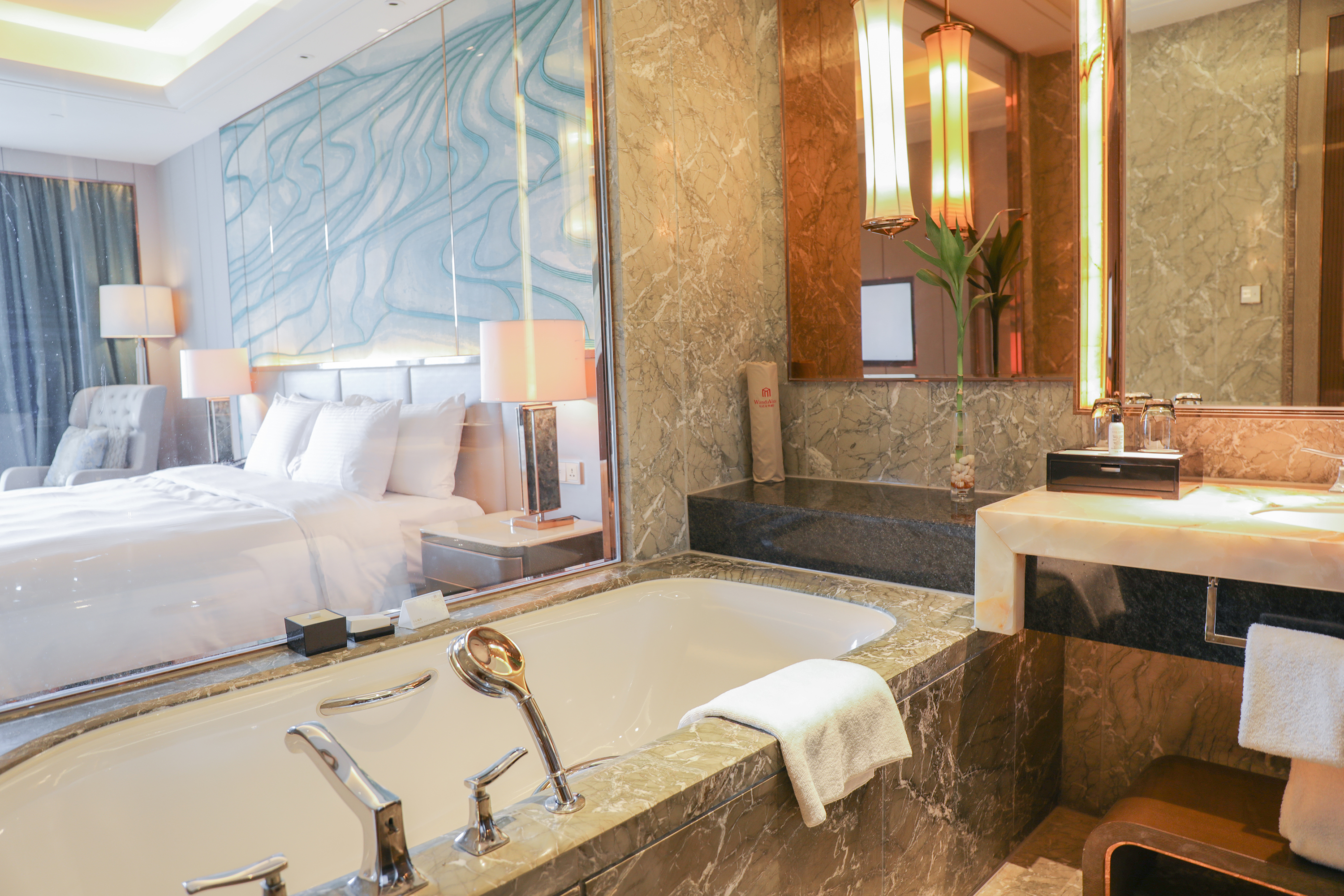 高级豪华大床房（步入式衣帽间）