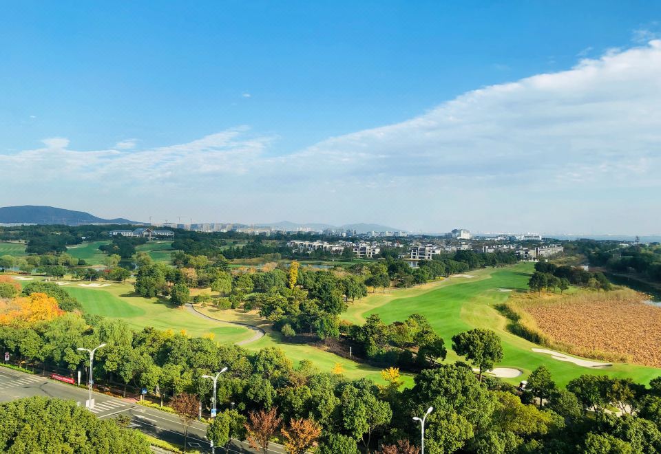 高爾夫湖景大床房A