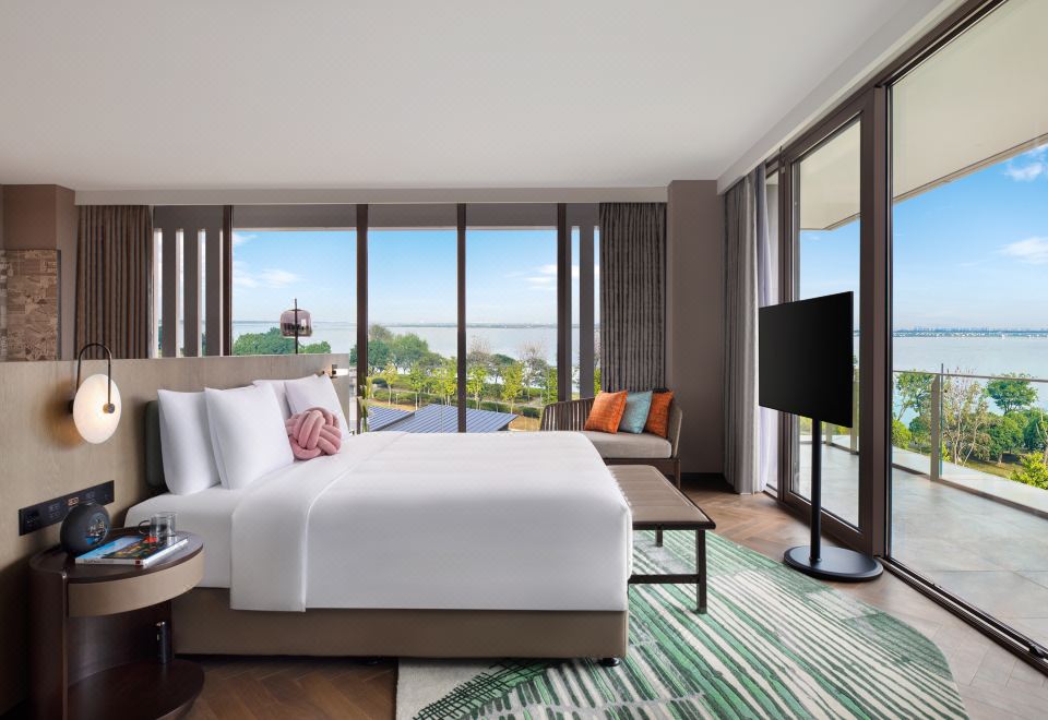 单卧大床湖景套房