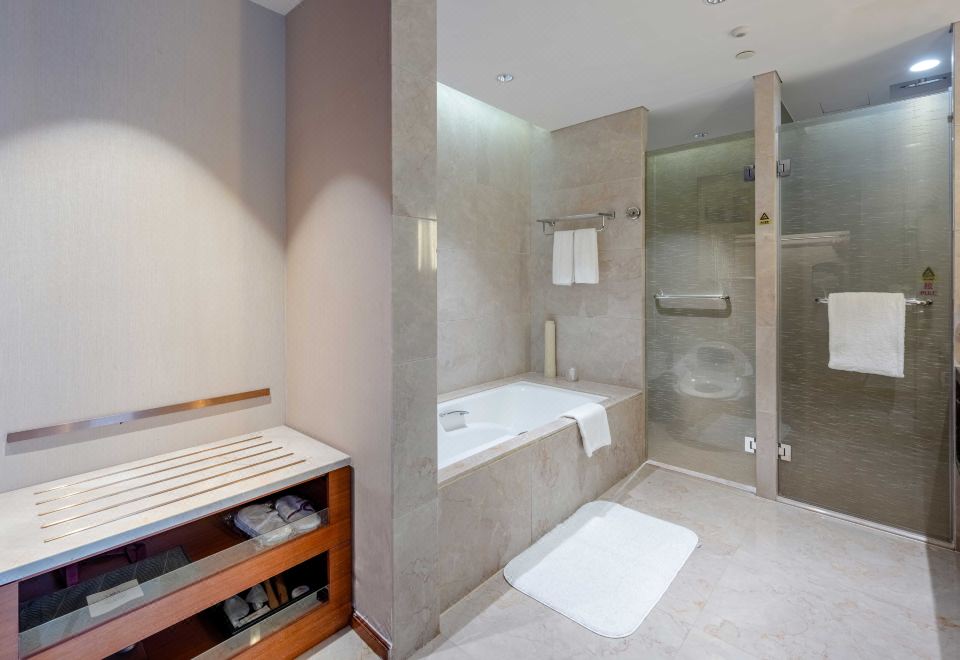 Crowne Plaza Wuxi TaihuKing 1 Bdrm STE Living Lihu Lake View