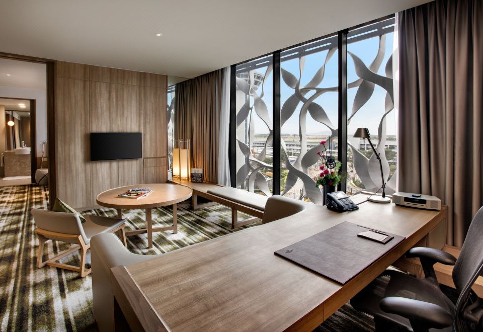 1 張特大床小型套房，可使用泳池