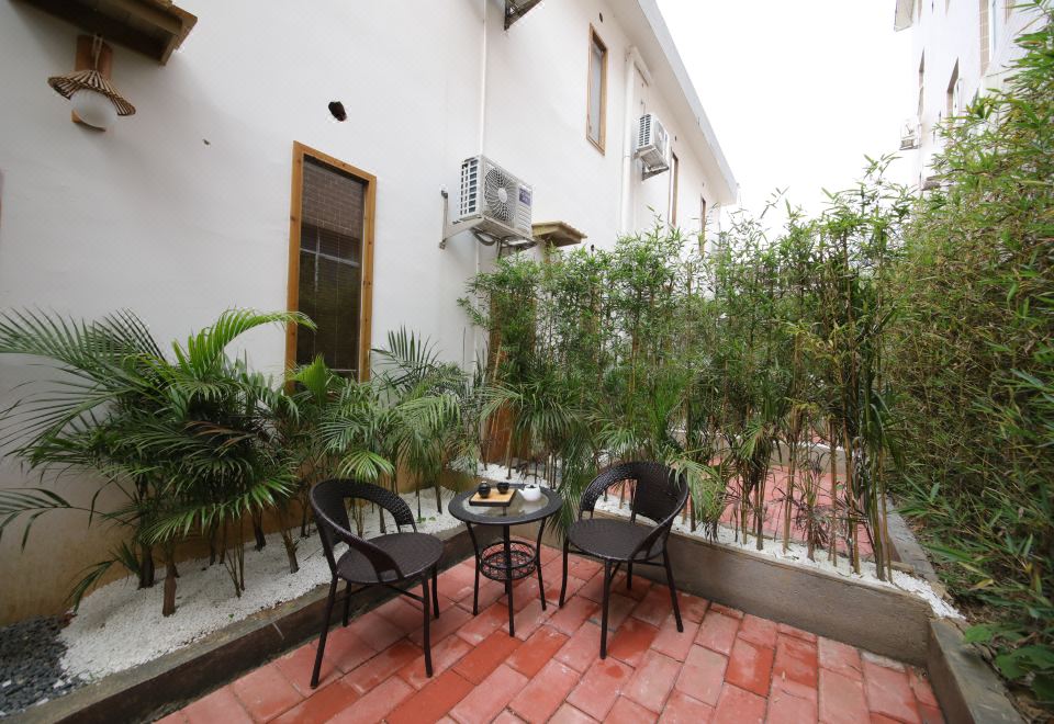 Zichun · Garden-View Garden Twin Room