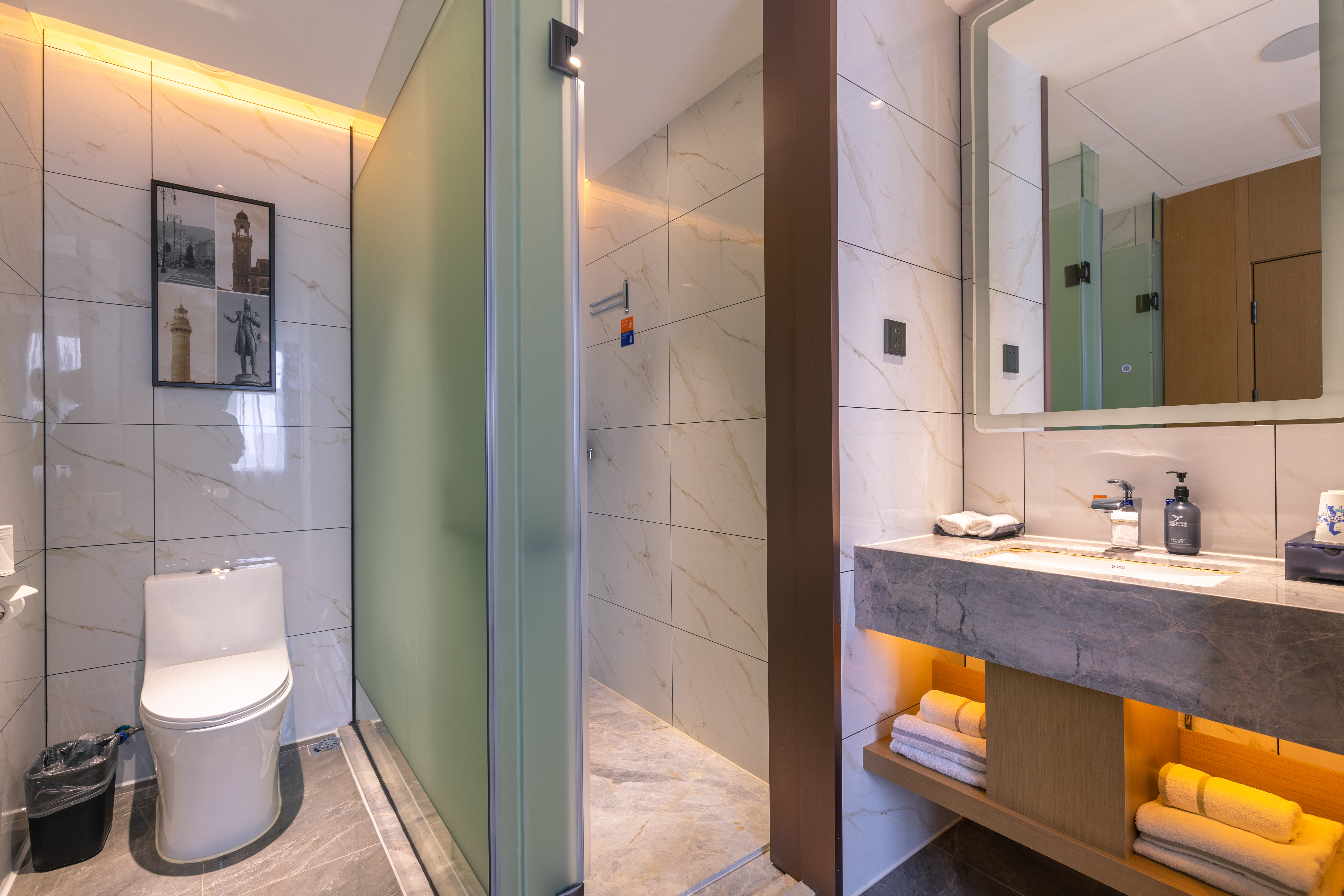 雅致大床房（电视投屏+办公桌椅+婚房布置）