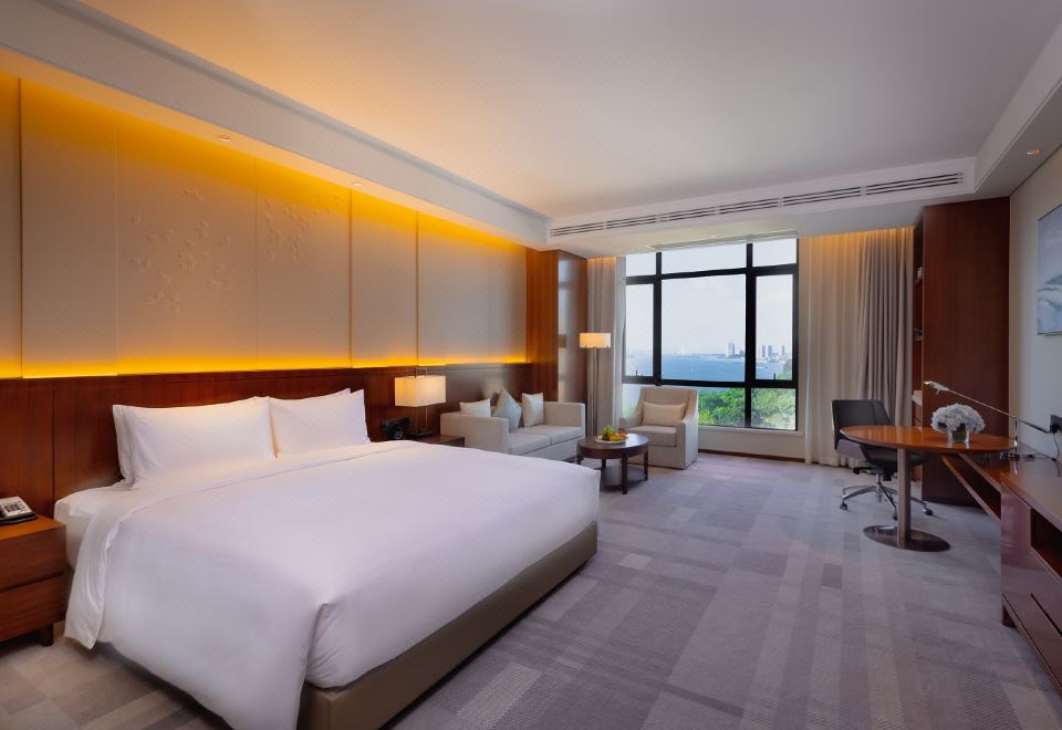 Oakwood Premier TongluDeluxe King Room