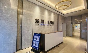 Qingfeng Cinema Apartment (Nanjing Railway Station Central Gate Shop)