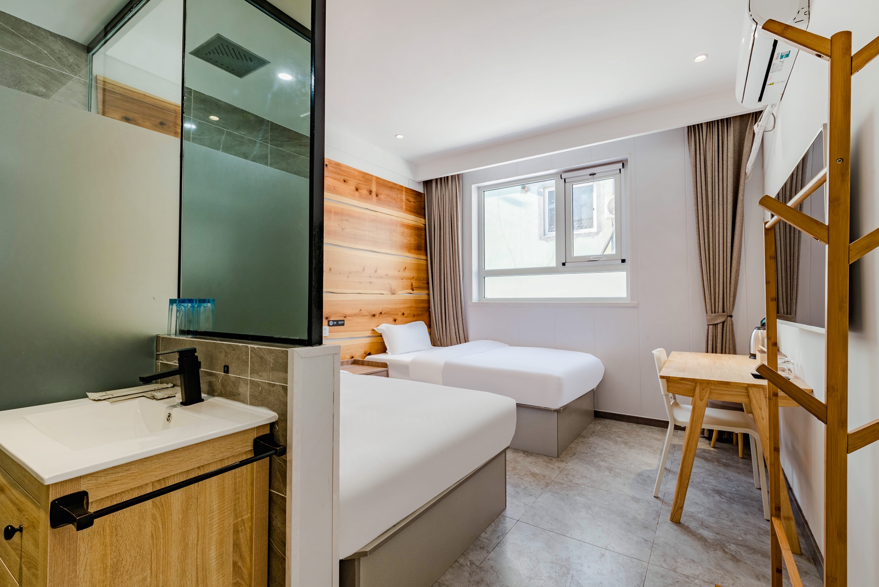 静居标准间（静谧深睡+休闲桌椅+木质衣架）