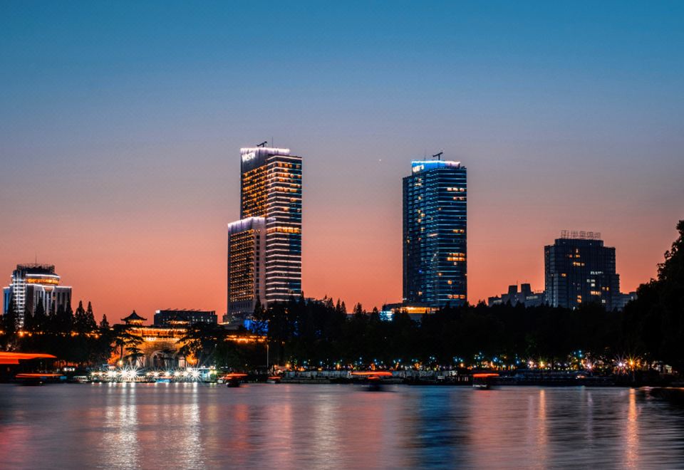 270°湖景日出超大套房·坐拥紫金山玄武湖·摩登金陵城