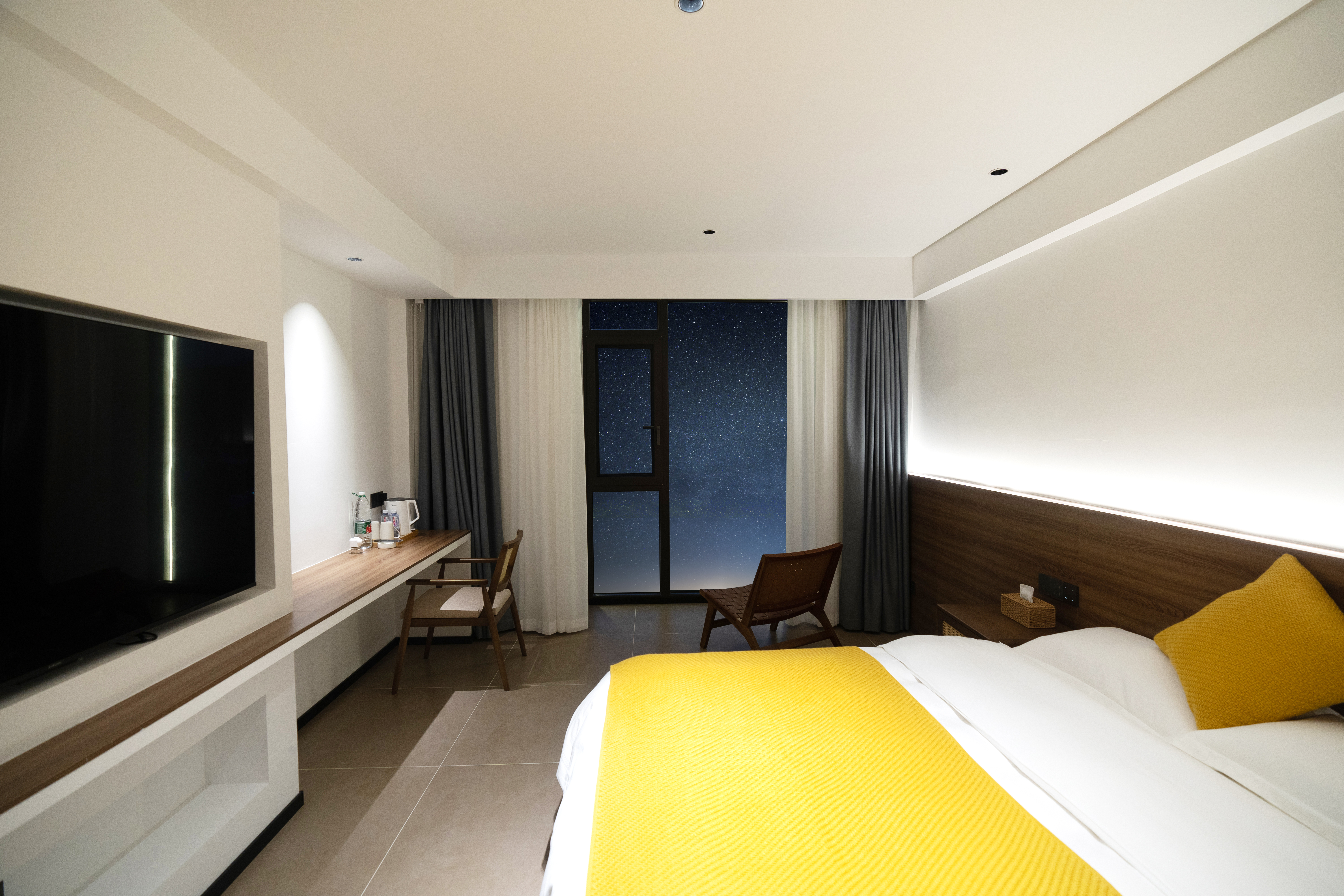 Queen Room With View