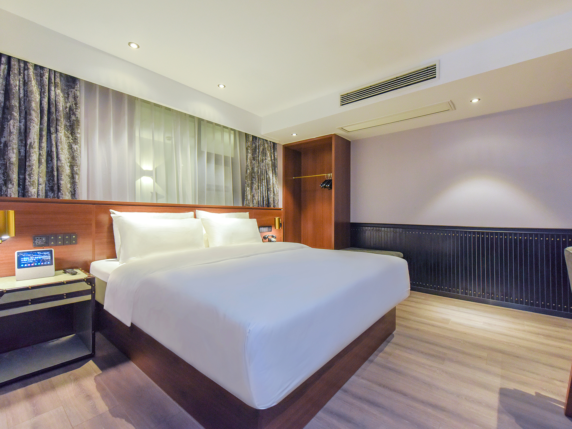 标准大床房（智能客控+电视投屏+雨淋顶喷）