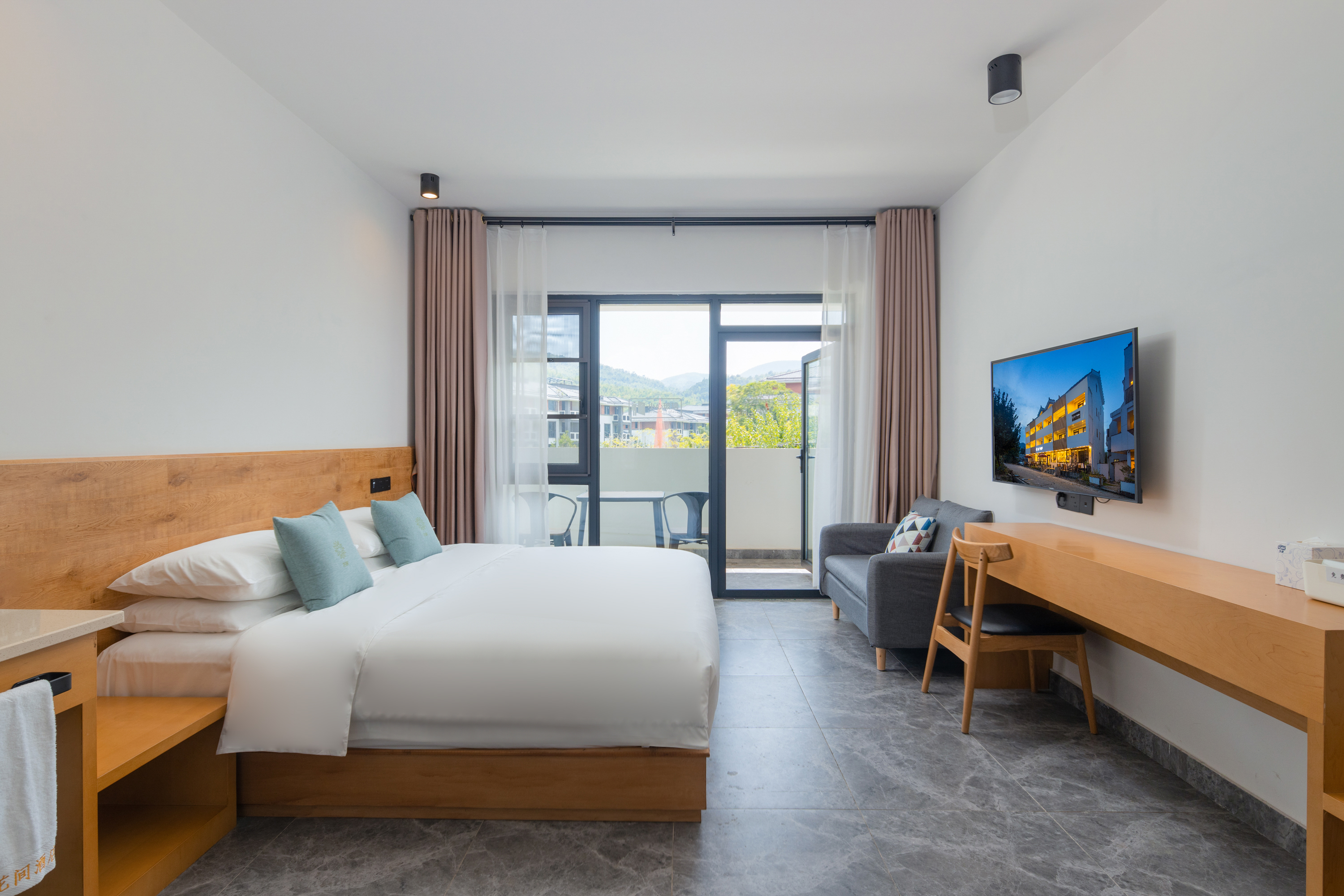 山景阳台大床房