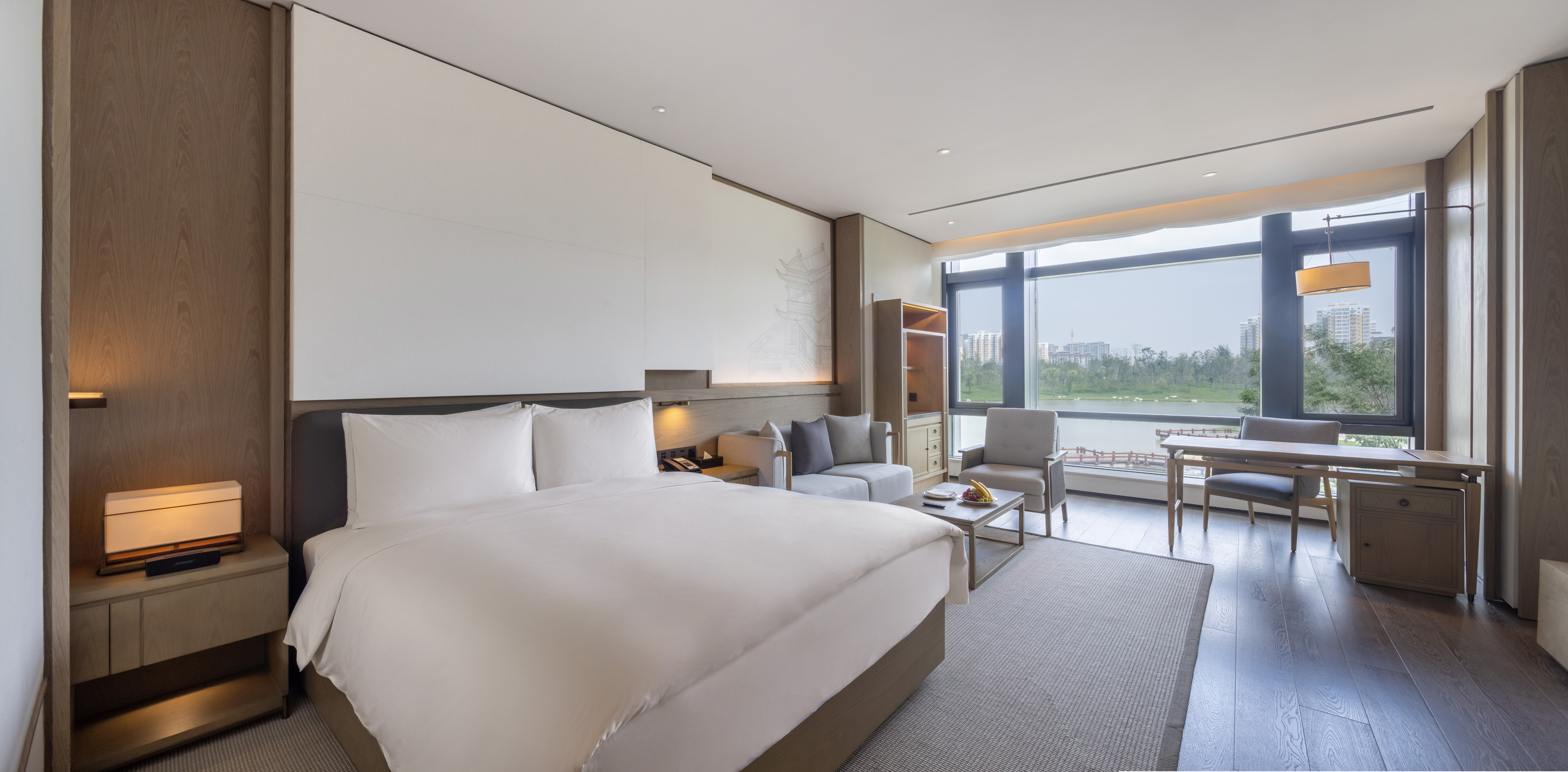 豪华湖景大床房