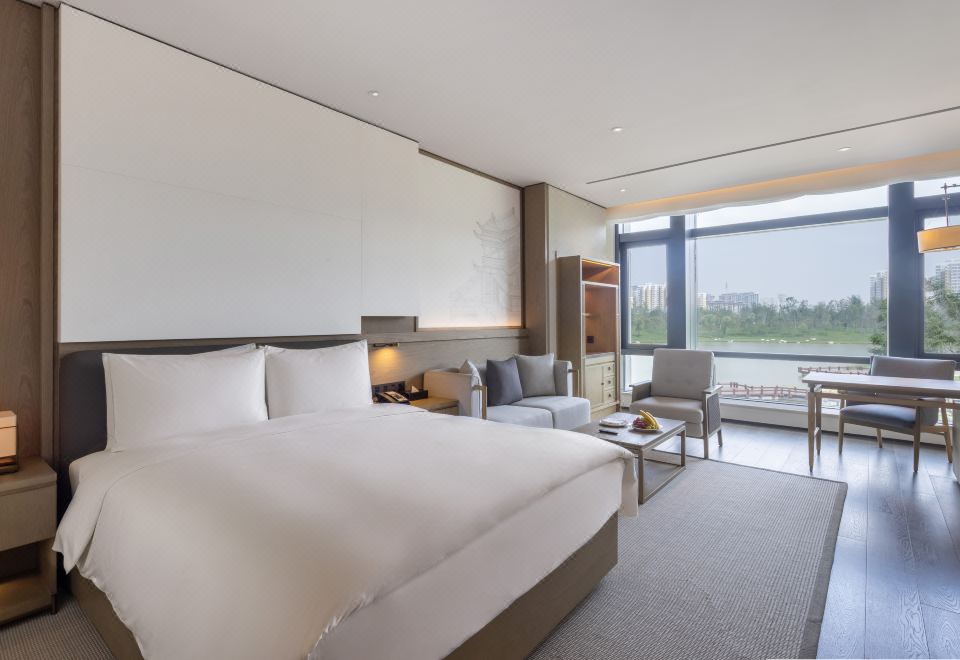 豪华湖景大床房